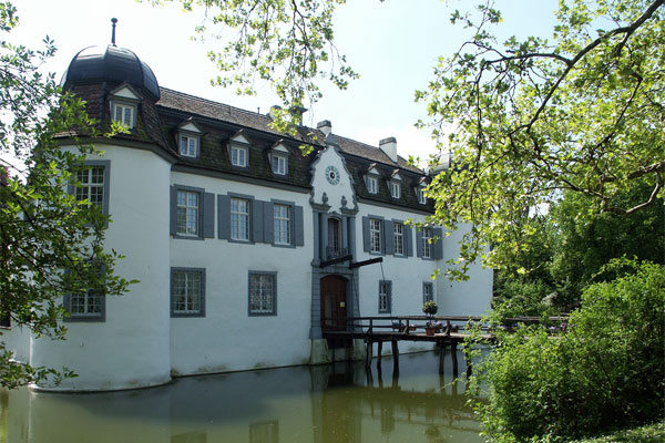 Das Schloss Bottmingen im Sommer